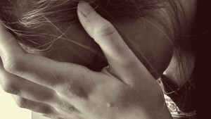 violenza di genere,donna si copre il volto con le mani