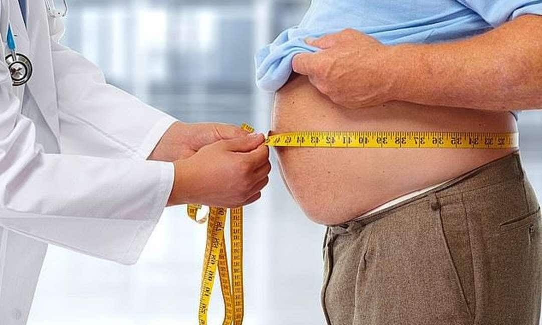 fegato grasso, medico misura a un paziente la circonferenza dello stomaco