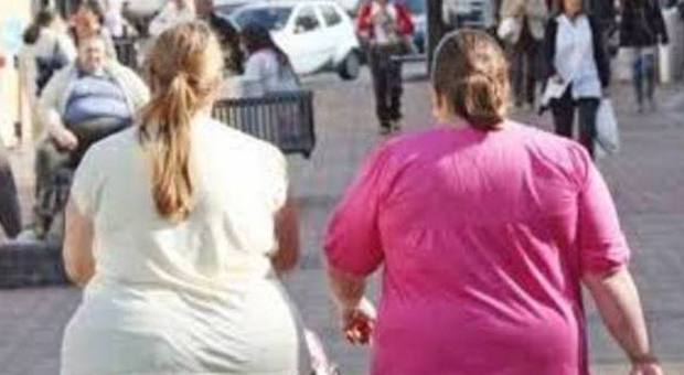 Due donne di spalle affette da obesità camminano