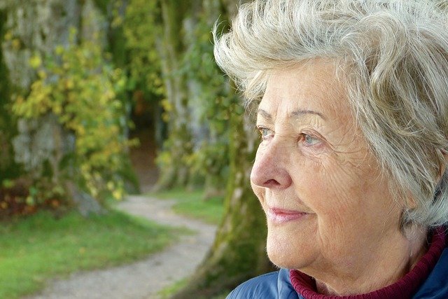 Una donna anziana che soffre di insonnia