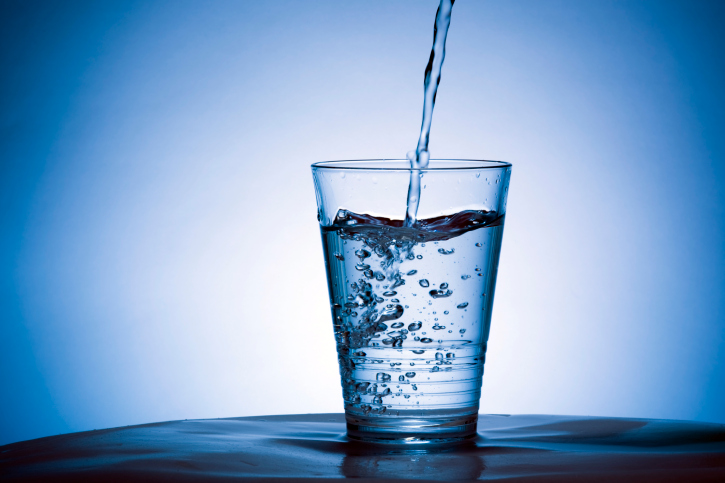 Ritenzione idrica, un bicchiere nel quale viene versata acqua