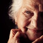 Alzheimer: un'anziana in primo piano sorride