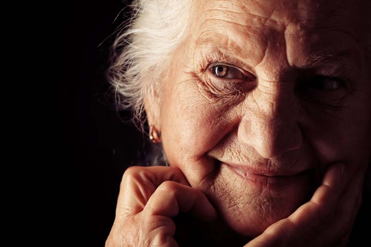 Alzheimer: un'anziana in primo piano sorride