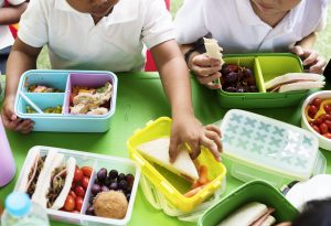 Rischio bisfenoli, bambini pranzano con contenitori in plastica