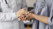 pazienti oncologici, mani di un medico stringono quelle di una paziente