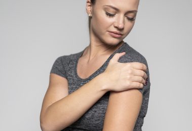Idrosadenite suppurativa: malattia cutanea infiammatoria. una donna con dolore alle spalle