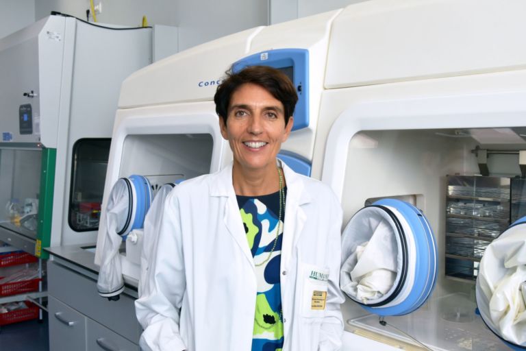Ricerca contro i tumori: Ricercatrice Maria Rescigno sorride nel laboratorio di Humanitas