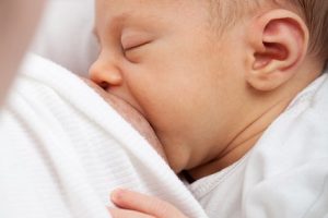 Latte materno, un bimbo che allatta al seno