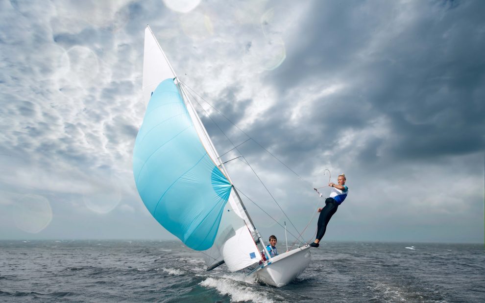 Sport per tutti: una vela naviga in mare piegata con due velisti a bordo