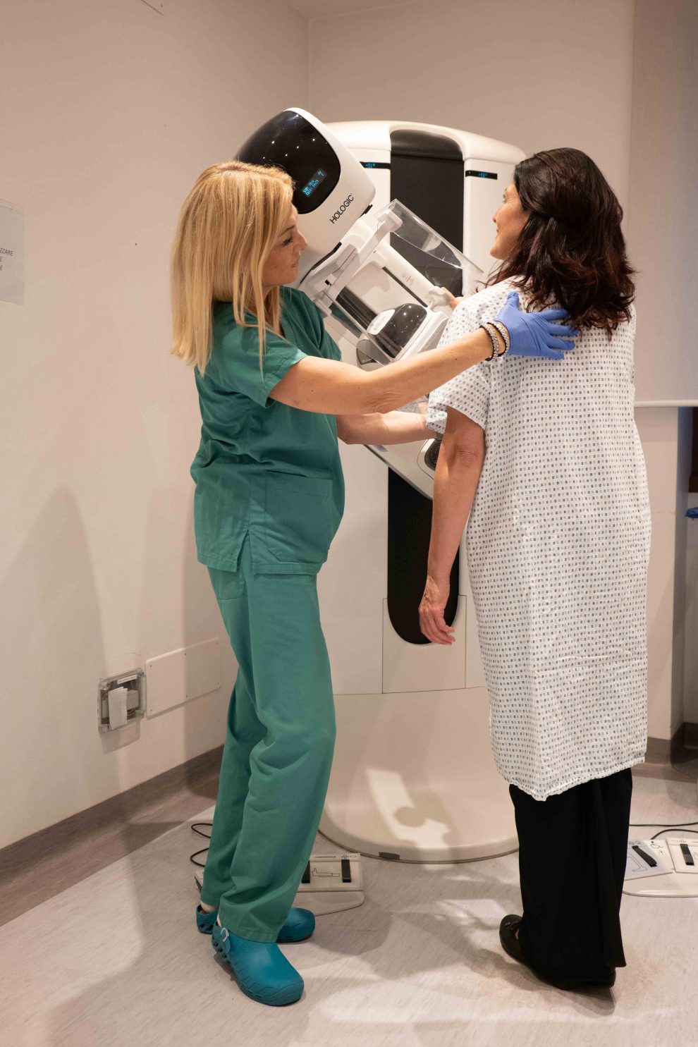 paziente viene predisposta per mammografia per diagnosi tumore al seno