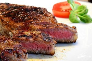 Carne sintetica, una bistecca di carne rossa