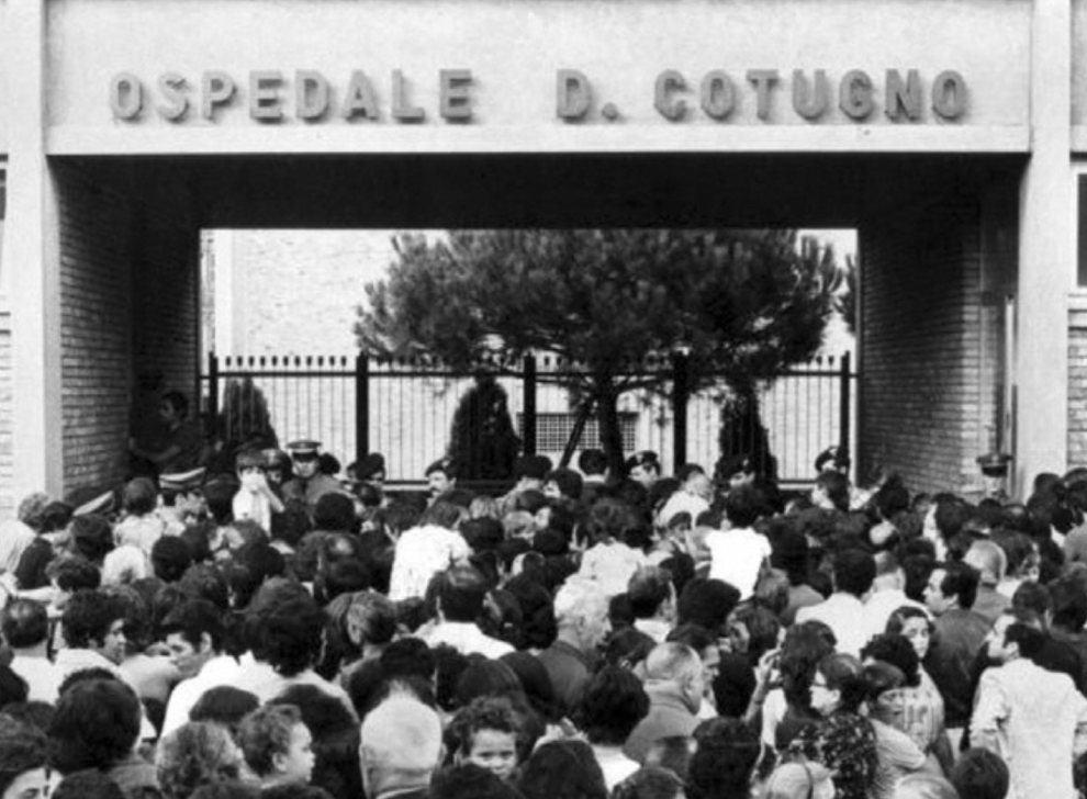 In una foto del 1973 la gente accalcata all'esterno del Cotugno per chiedere di essere vaccinata contro il colera.