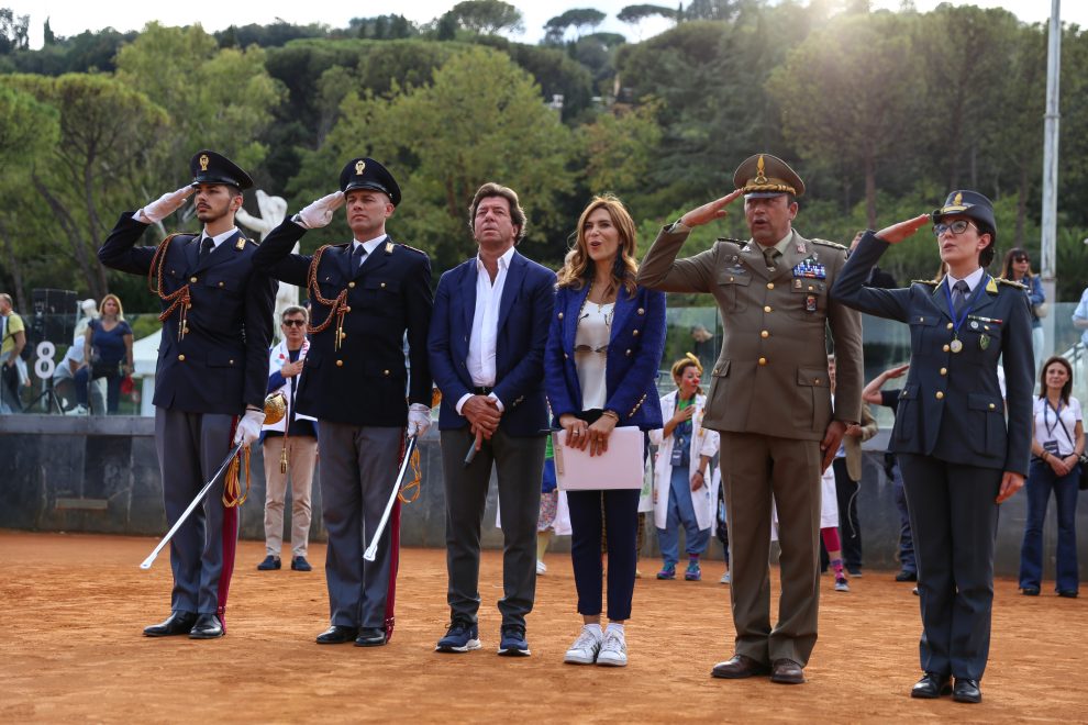 Cerimonia di inaugurazione di tennis and friends - sport e salute. Nella foto le forze dell’ordine, presidente della ONLUS e Veronica Mayo.