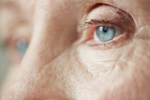 degenerazione maculare, occhio azzurro di un anziano in primo piano visto di profilo
