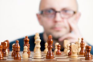 Invecchiamento cognitivo, un uomo si allena giocando a schacchi