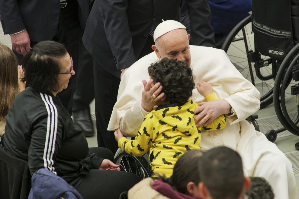 Papa Franscesco abbraccia un piccolo paziente del Bambino Gesù