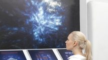 Diagnosi, tumori, una scienziata di spalle, davanti ai monitor con intelligenza artificiale
